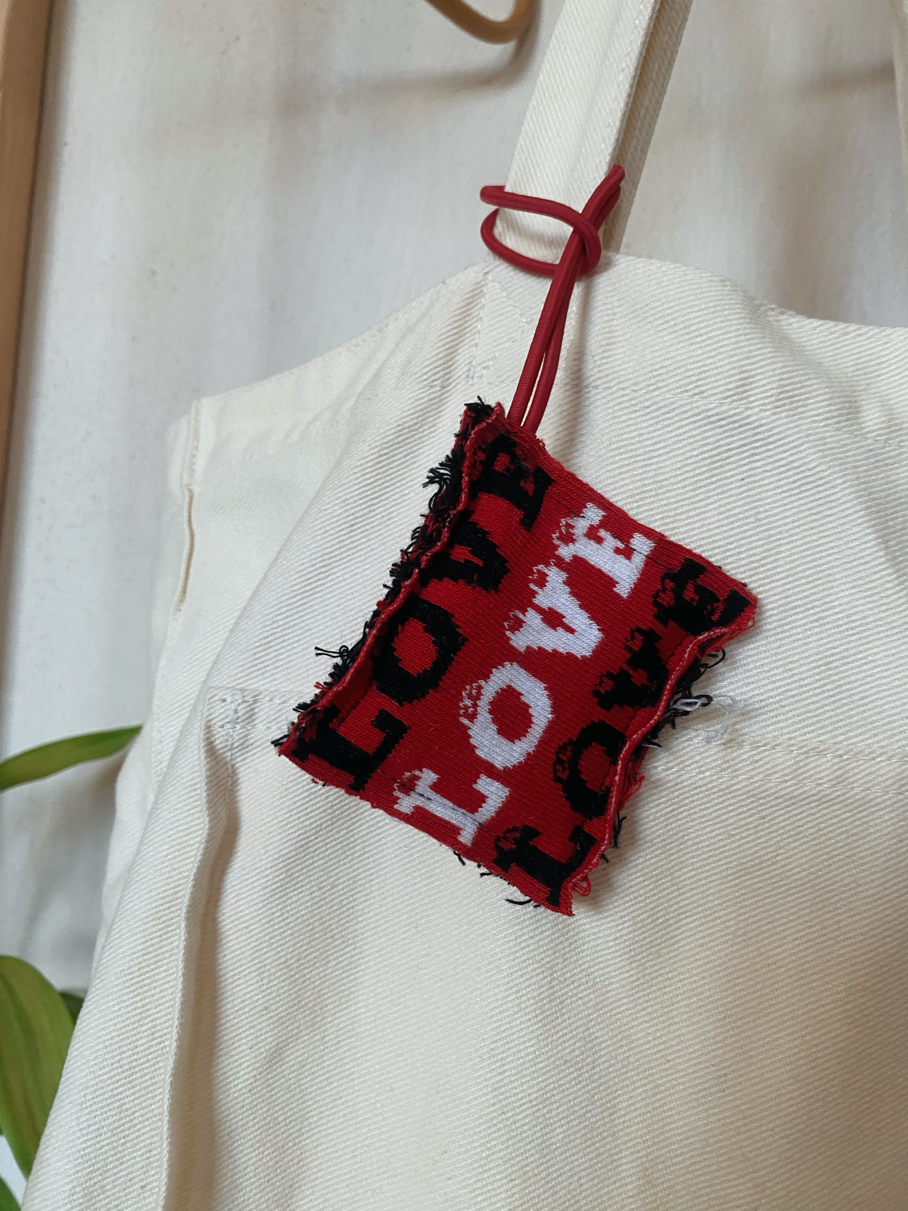 'LOVE' YAZILI LASTİKLİ ÇANTA CHARM'I
