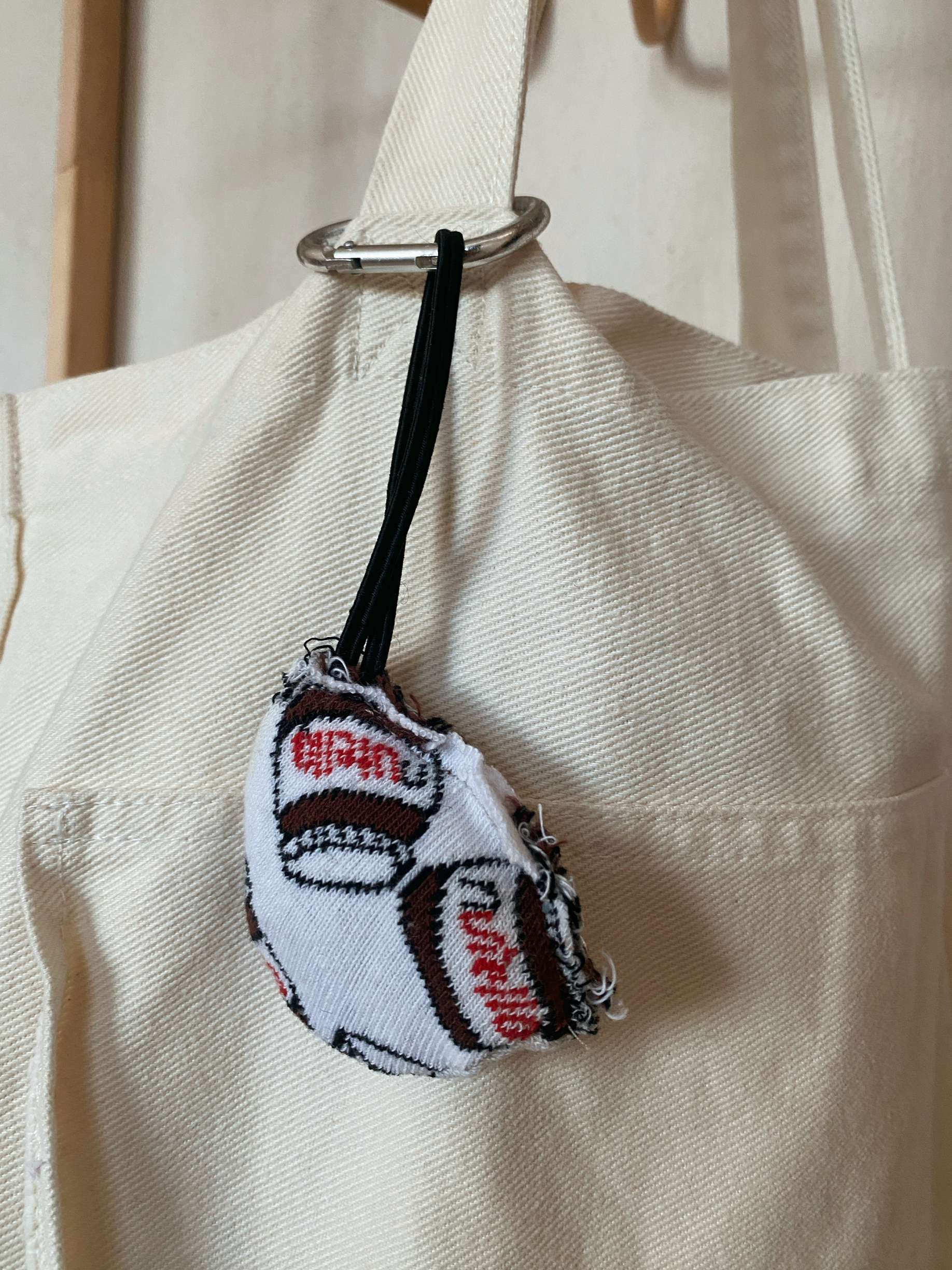 NUTELLA DESENLİ LASTİKLİ ÇANTA CHARM'I (OVAL)