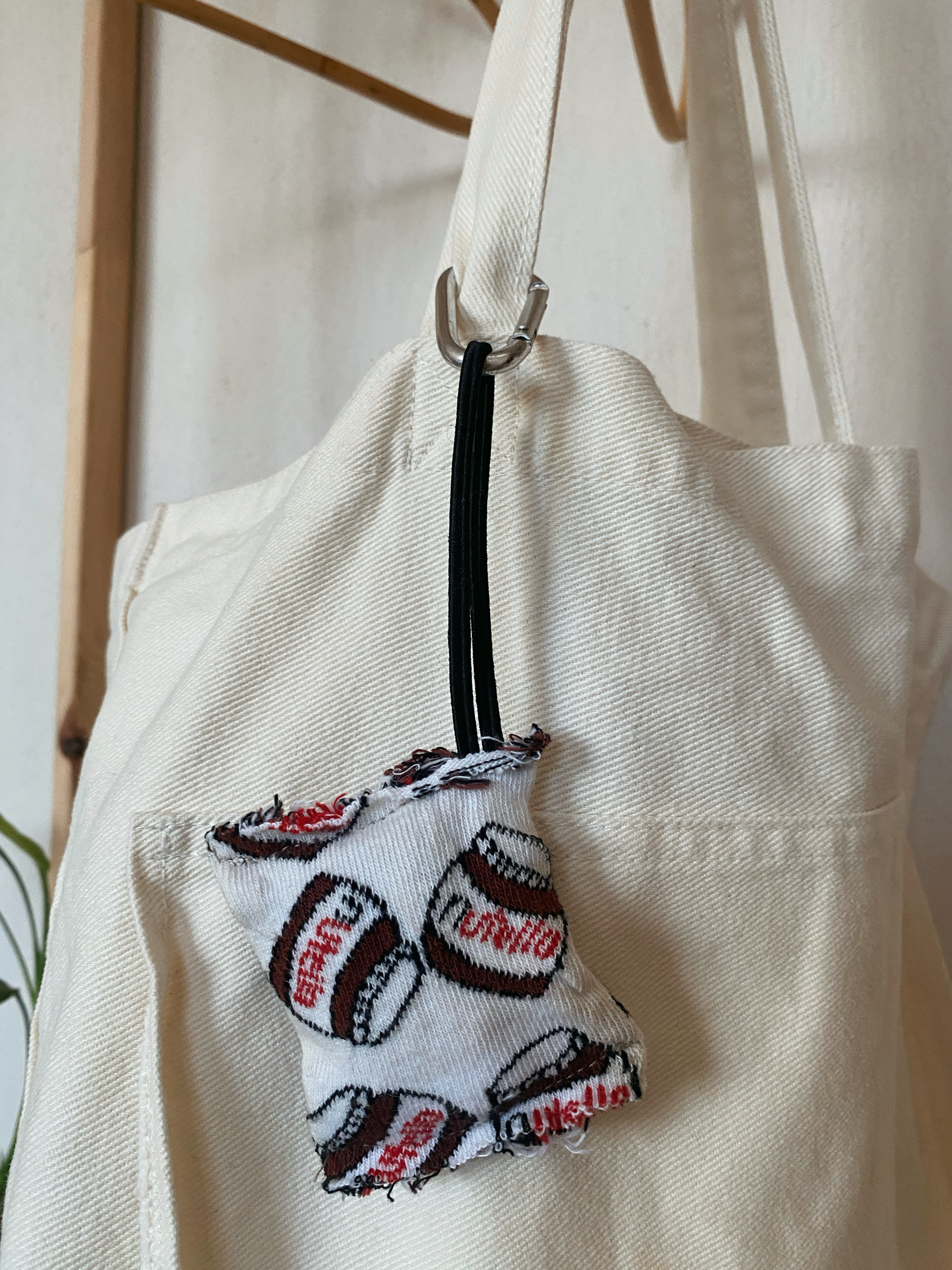 NUTELLA DESENLİ LASTİKLİ ÇANTA CHARM'I