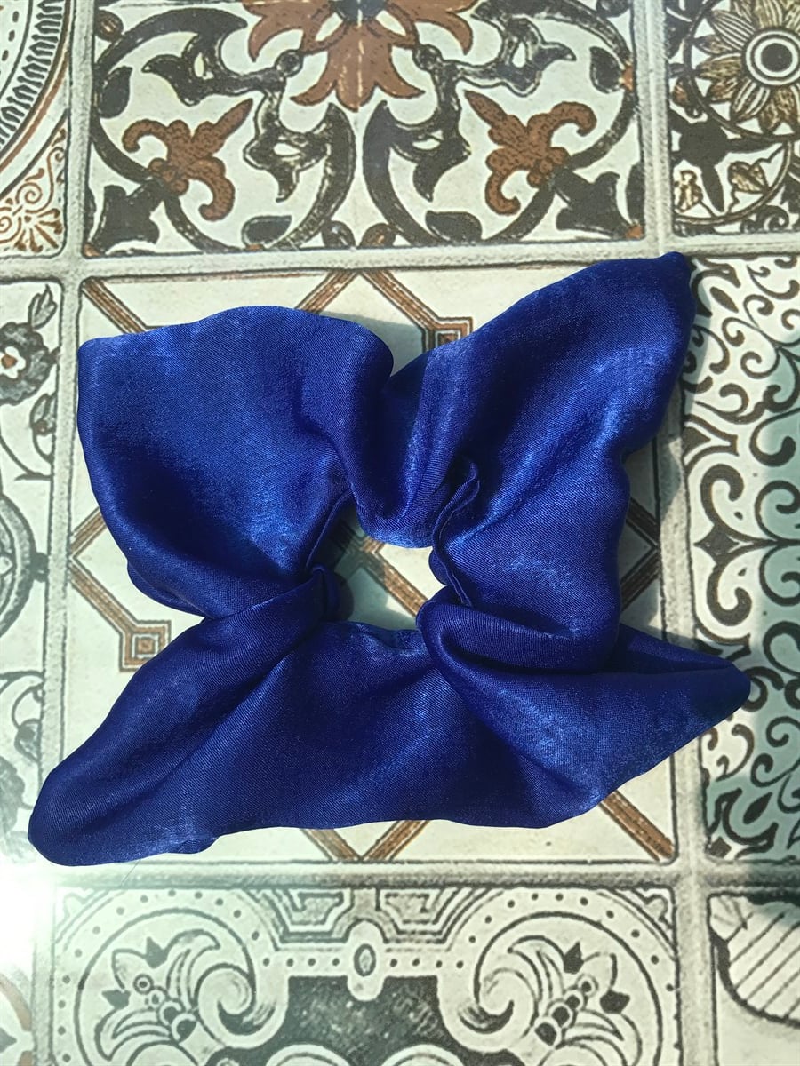 Saks Mavi Saten Orta Boy Kare Scrunchie Toka 