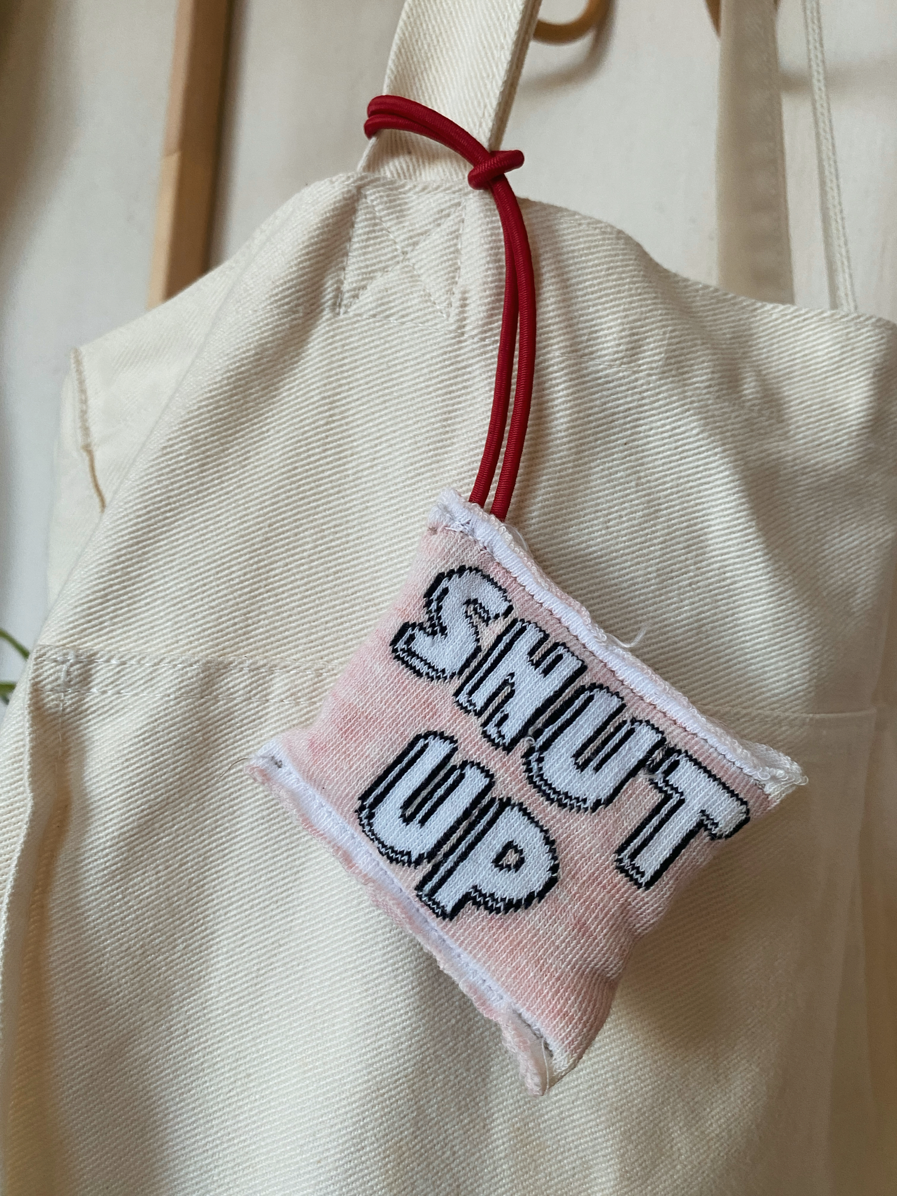 'SHUT UP' YAZILI LASTİKLİ ÇANTA CHARM'I