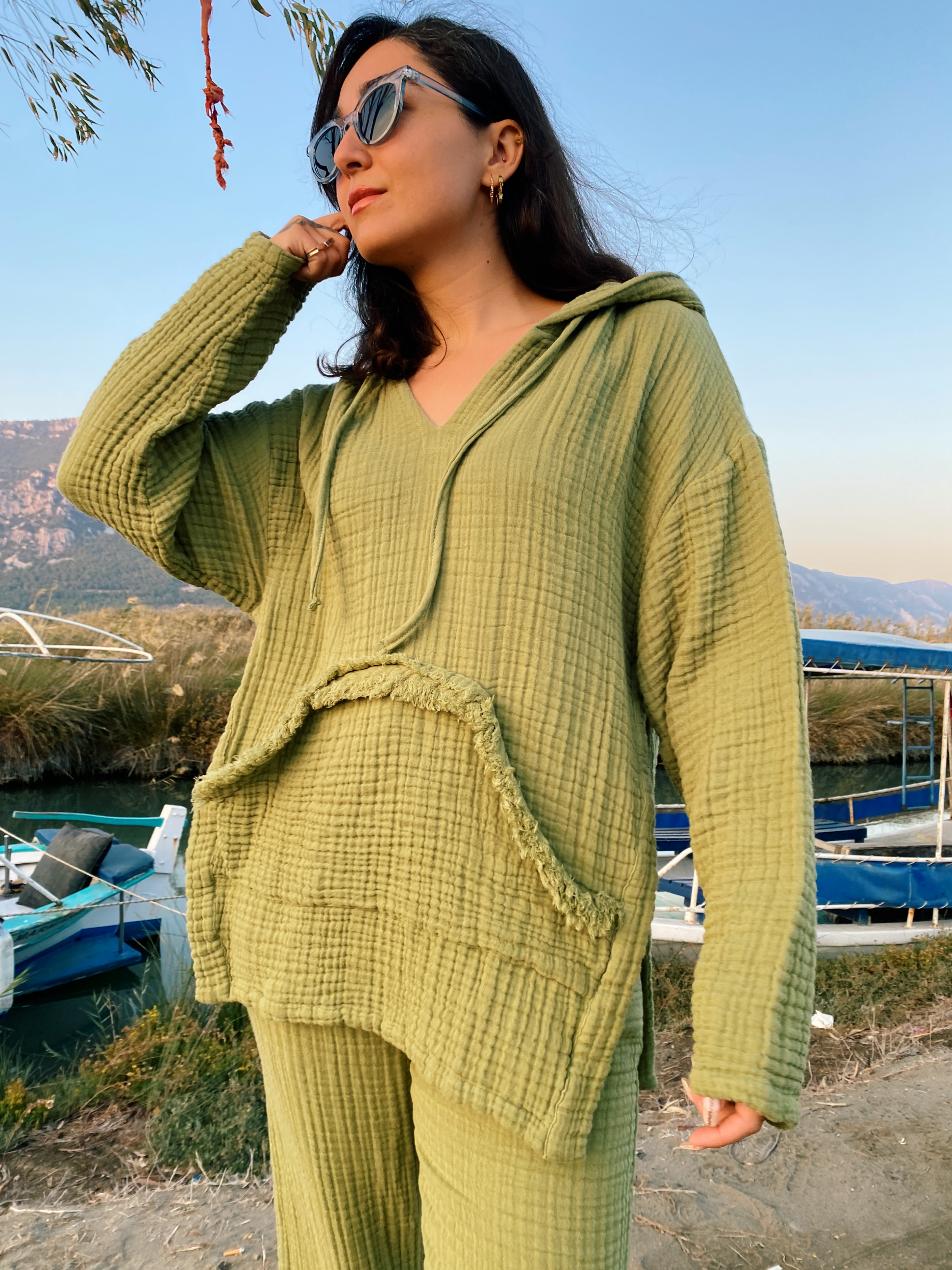 V Yaka Kapüşonlu Cepli Yırtmaç Detaylı  Sweatshirt SAGE GREEN