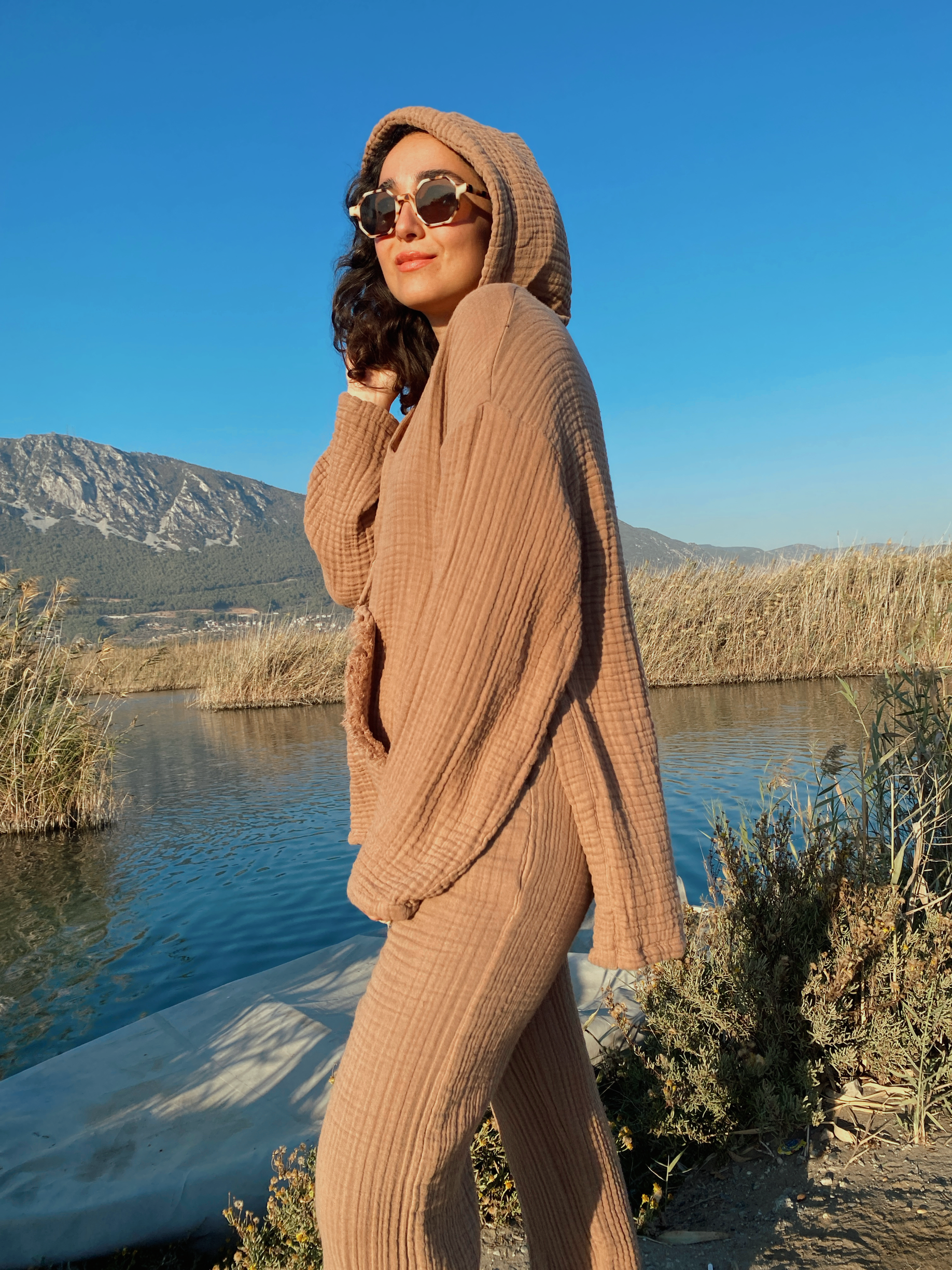 V Yaka Kapüşonlu Cepli Yırtmaç Detaylı  Sweatshirt PRALİNE