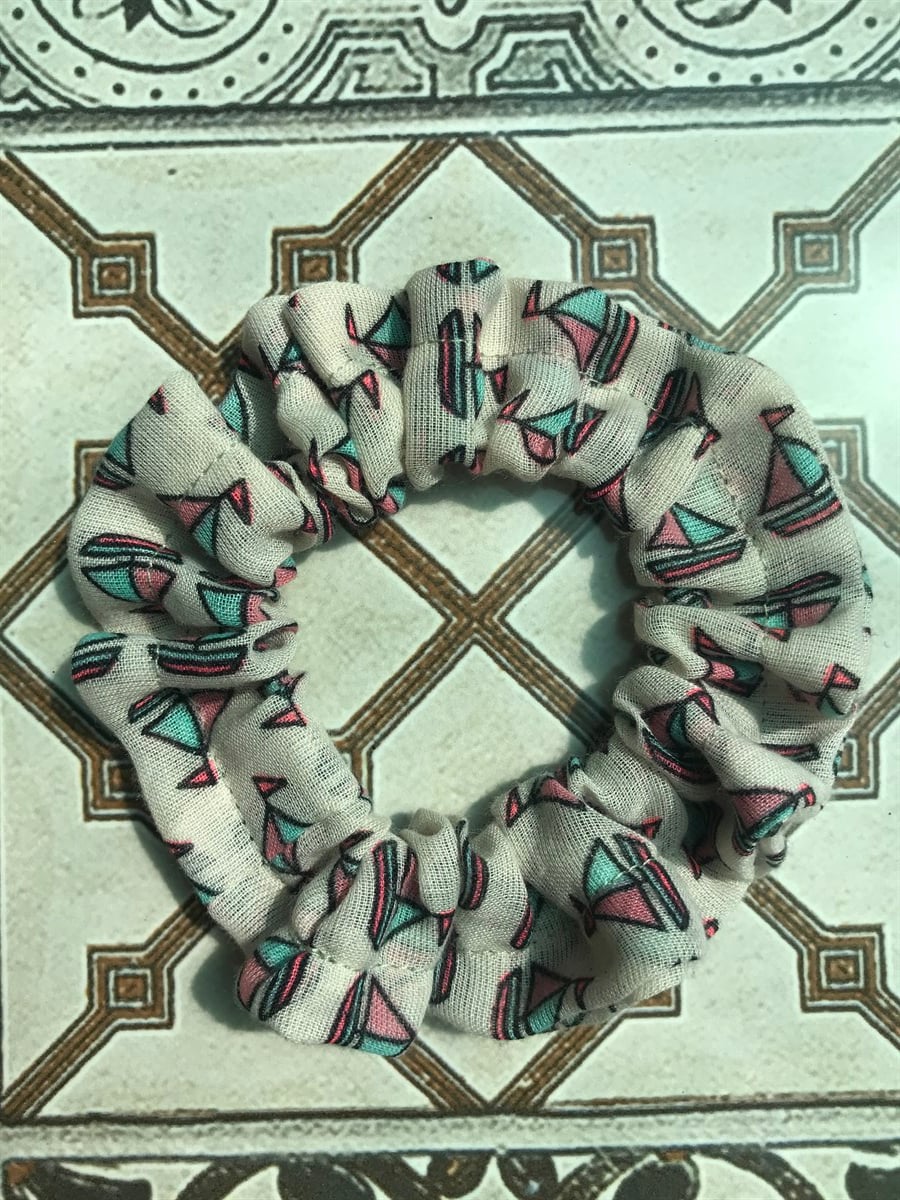 Yelken Desenli Orta Boy Kare Scrunchie Toka 