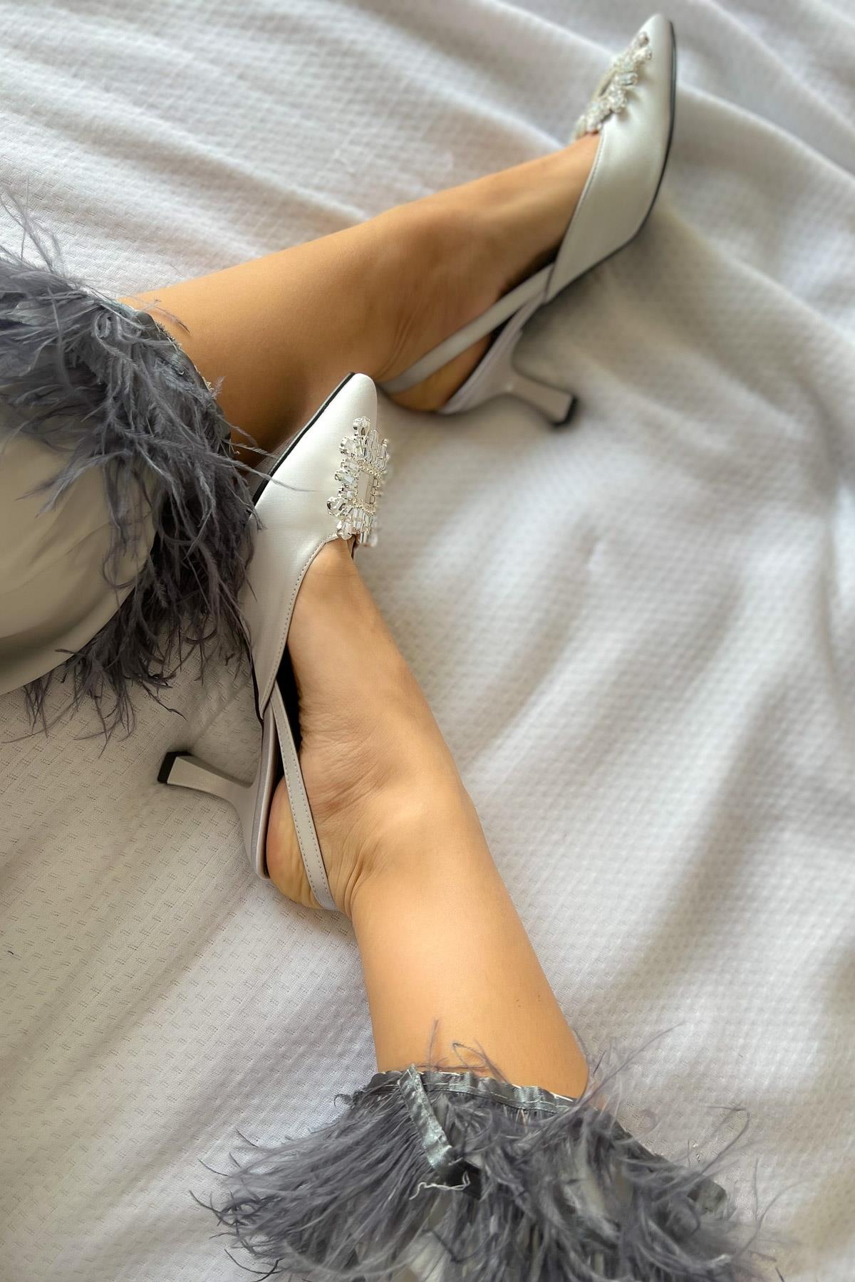 Quiero Gümüş Saten Taşlı Açık Stiletto