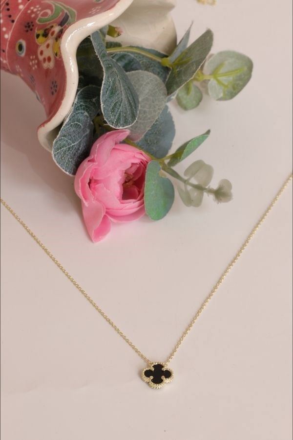 Trend Seri Siyah Renk Gold Detay Küçük Yonca Model Kolye 