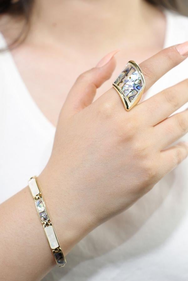  Bague de créateur ornée de détails en or nacré
