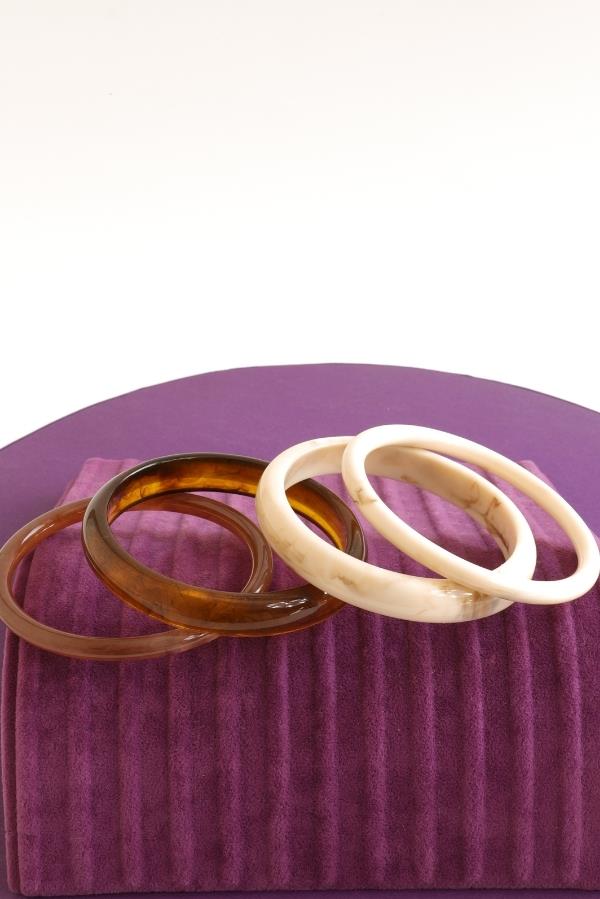 4-teiliges Armbandset aus kaffee-cremefarbenem Acryl
