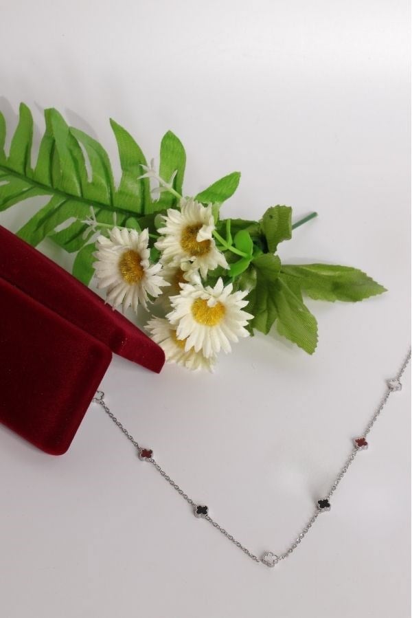Beyaz-Bordo-Siyah Renk Minimal Yonca Model Kolye