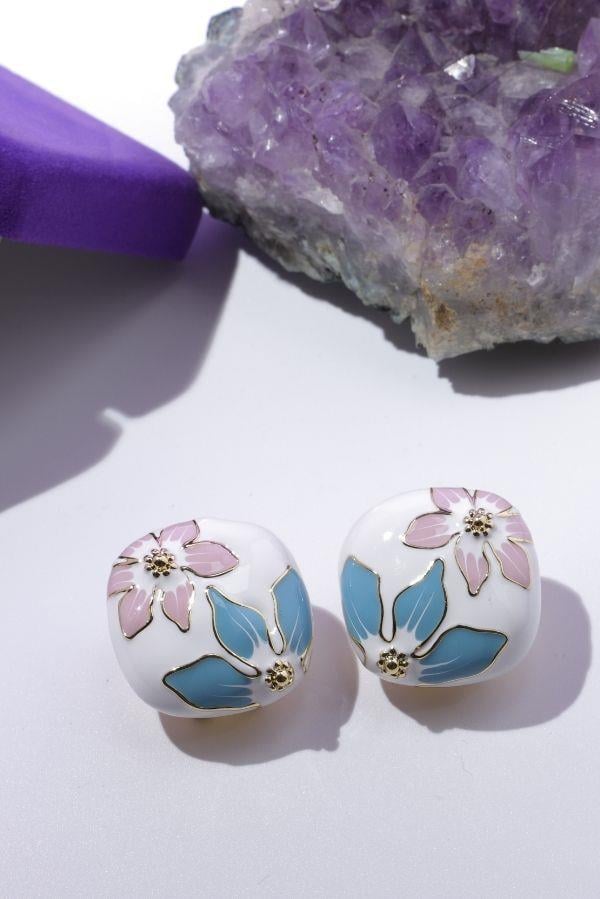  Ohrringe mit Blumenfiguren-Detail