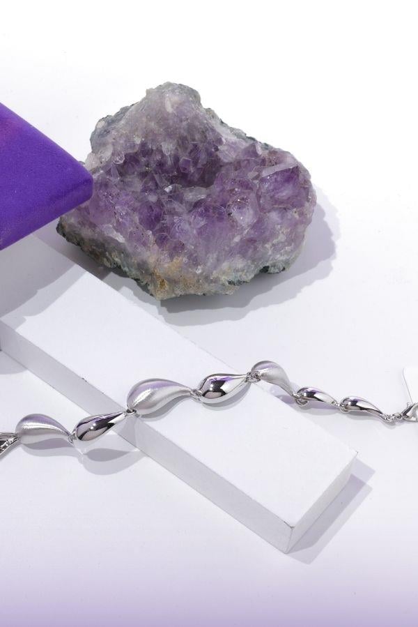  Individuell gestaltetes silbernes Armband mit tropfenförmigem Detail