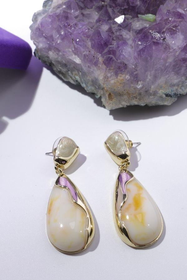Boucles d'oreilles haut de gamme écru avec détails dorés