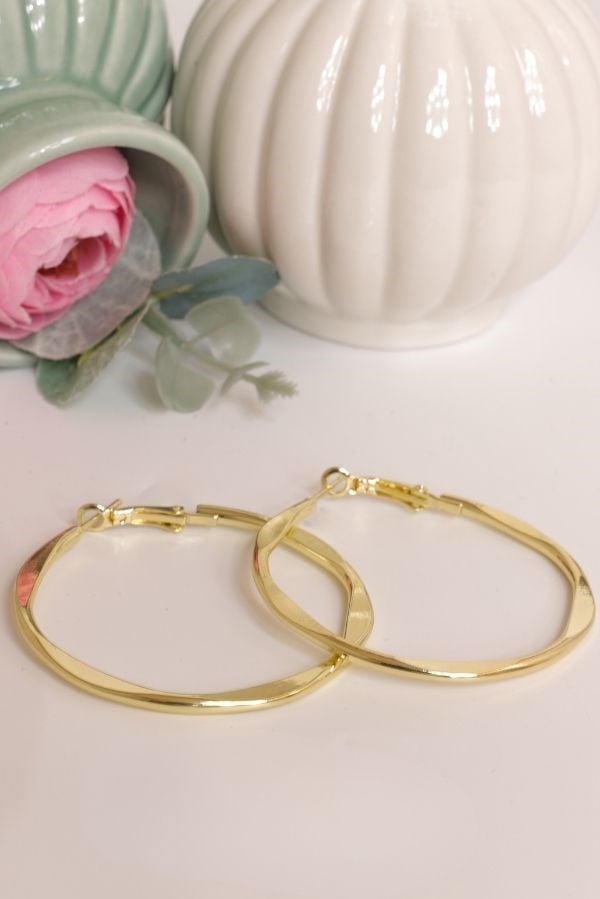 Gold Orta Boy Kıvrımlı Trend Seri Halka Küpe