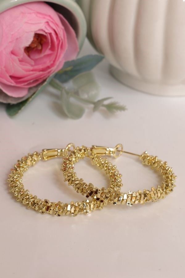 Gold Renk Büyük Boy Dokulu Trend Seri Küpe