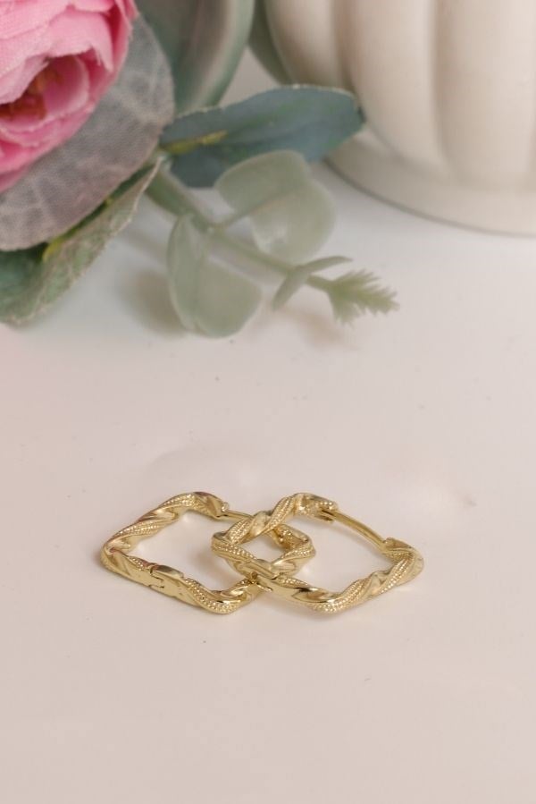 Gold Renk Kare Model Kıvrımlı Trend Seri Küpe