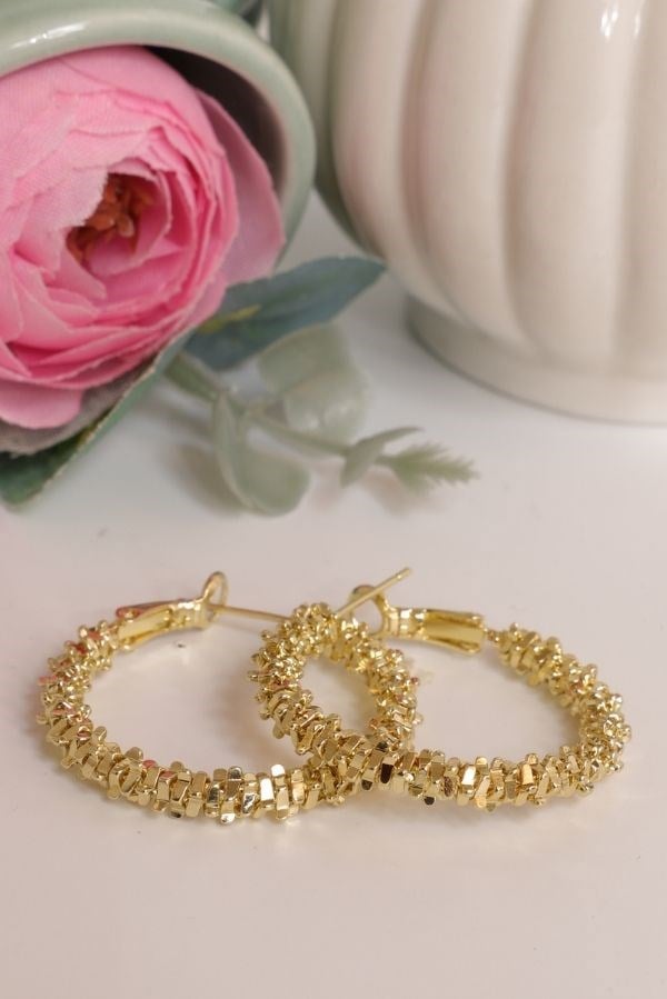 Gold Renk Orta Boy Dokulu Trend Seri Halka Küpe
