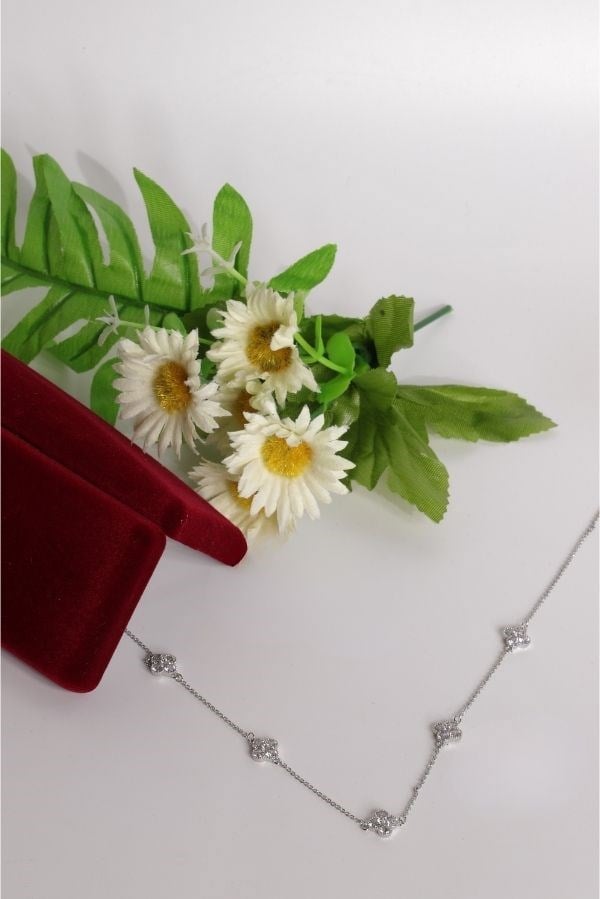 Gümüş Renk Çiçek Model Taşlı Minimal Kolye