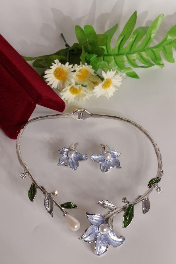  Individuell gestaltetes silberfarbenes Set mit blauen Blumen- und Perlenverzierungen