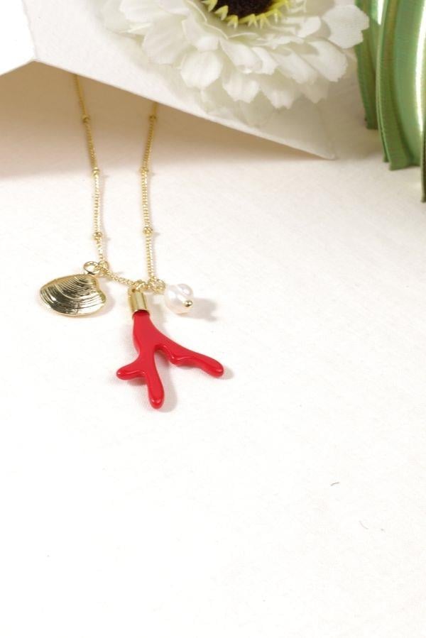 Collier à détails rouges