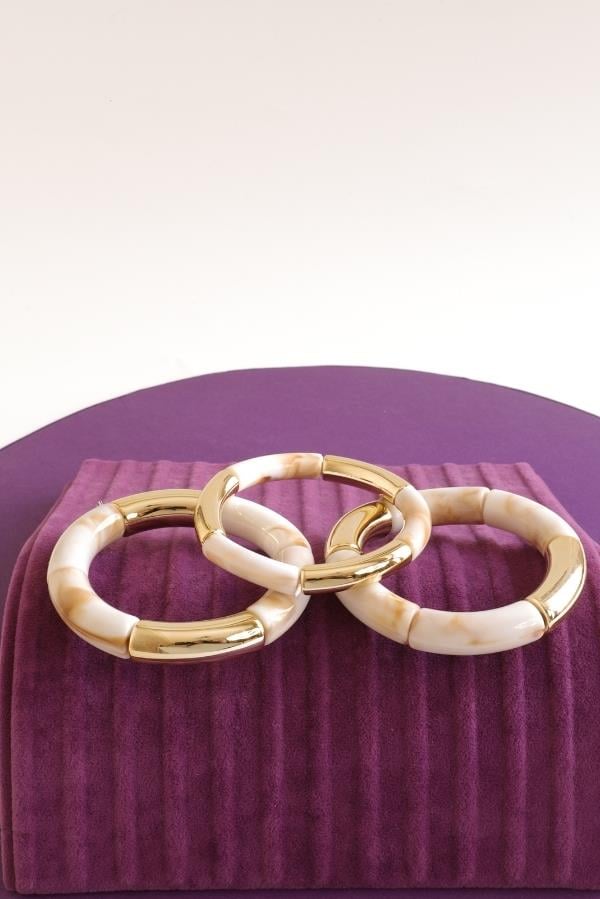 3-teiliges Armbandset aus cremefarbenem und goldfarbenem Acryl mit Farbverlauf
