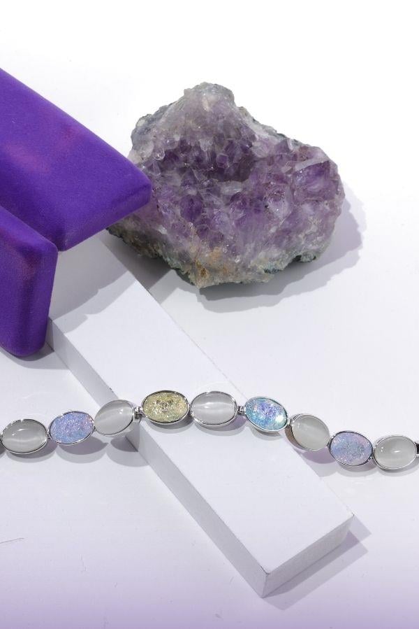 Bracelet ovale sur mesure orné de pierres de cristal