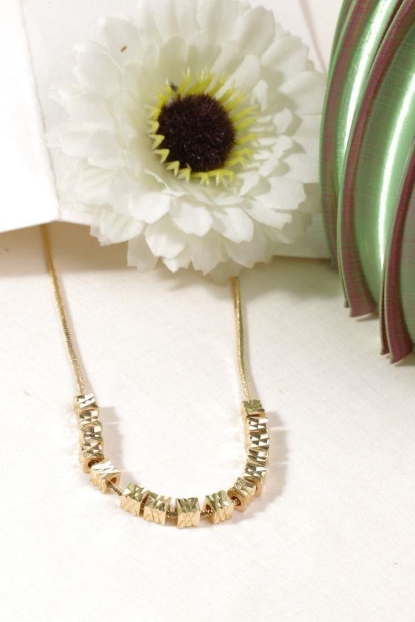 Collier à détails de cubes