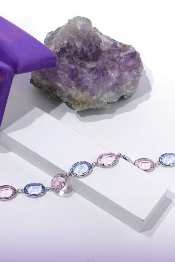  Individuell gestaltetes Armband mit blauen und rosa Steinen