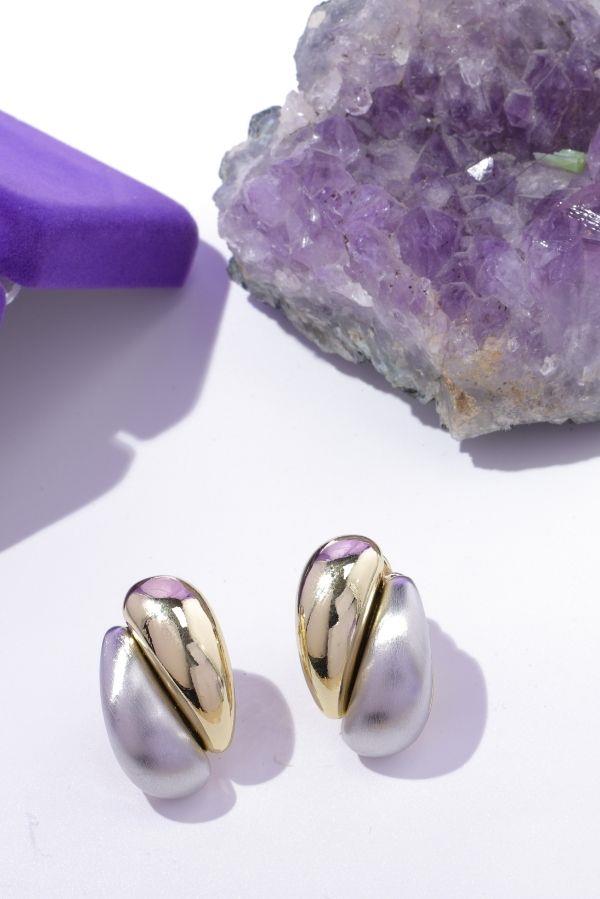  Maßgefertigte Ohrringe mit Gold- und Silberdetails Maßgefertigte Ohrringe mit Gold- und Silberdetails