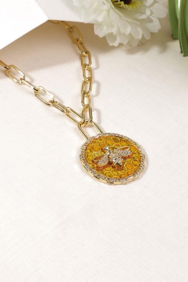 Collier avec détail d'abeille jaune