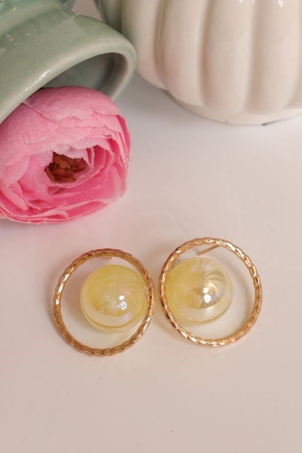 Gelbe Ohrringe mit Kugeldetail