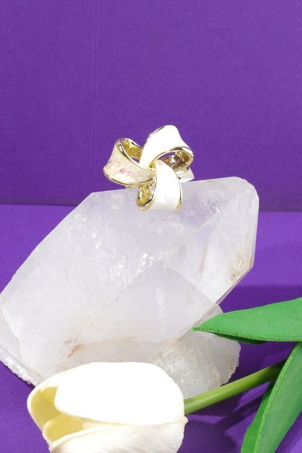 Designerring mit weißen Perlmuttdetails