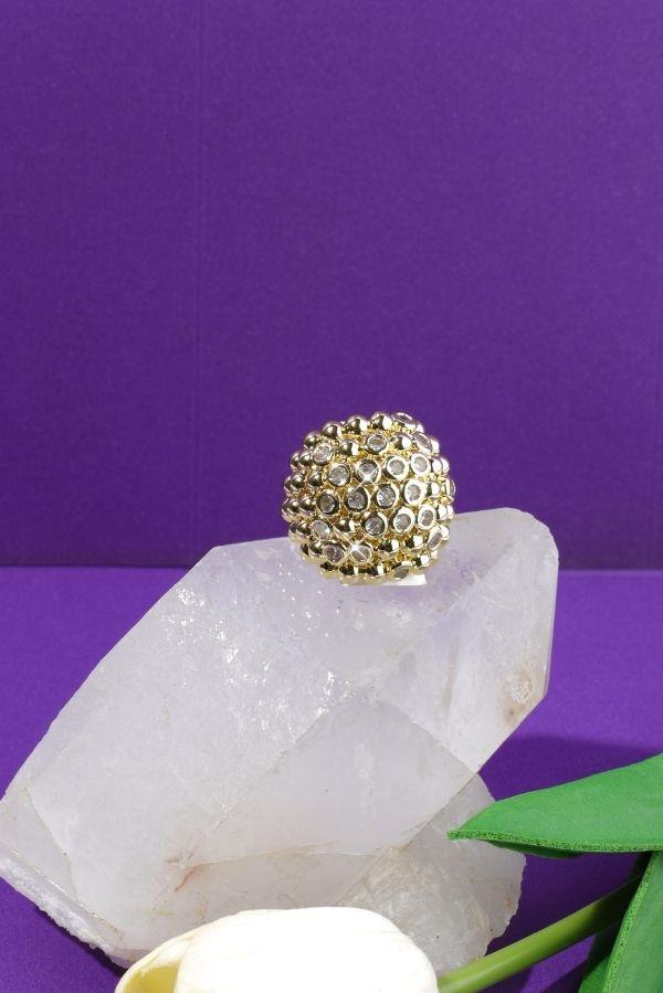 Individuell gestalteter Goldring mit Steinen