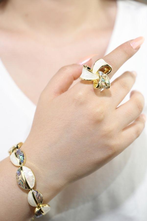 Designerring mit farbenfrohen Perlmuttdetails
