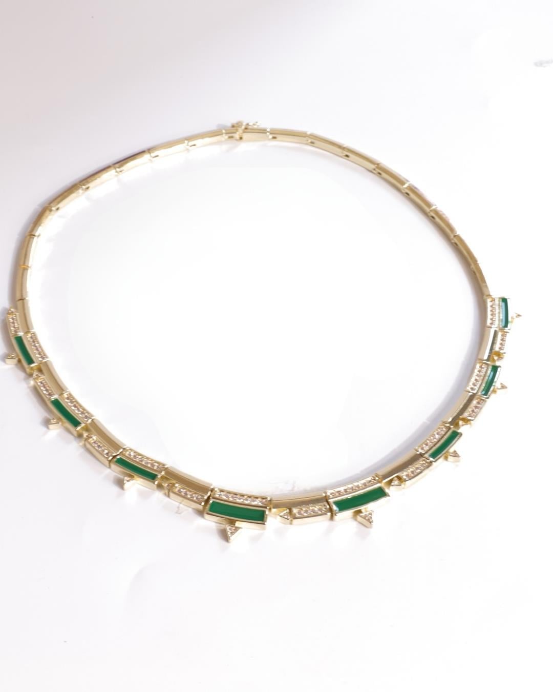 Collier design vert avec détails