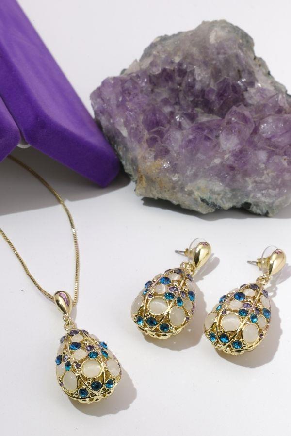 Ensemble de bijoux en forme de larme orné de pierres