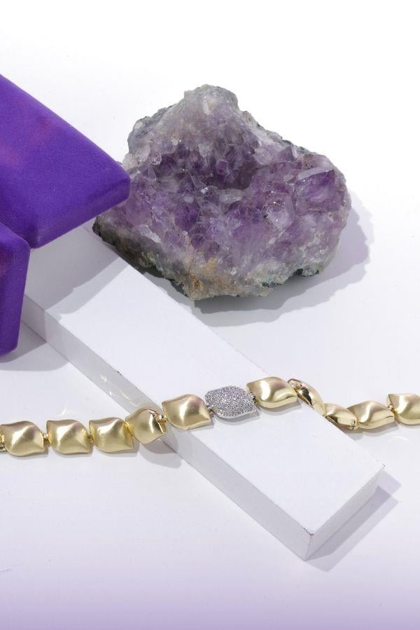 Individuell gestaltetes Goldarmband mit Steinen