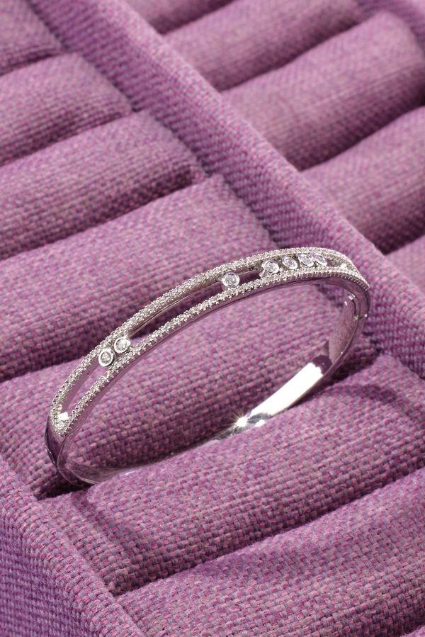 Bracelet manchette orné de pierres