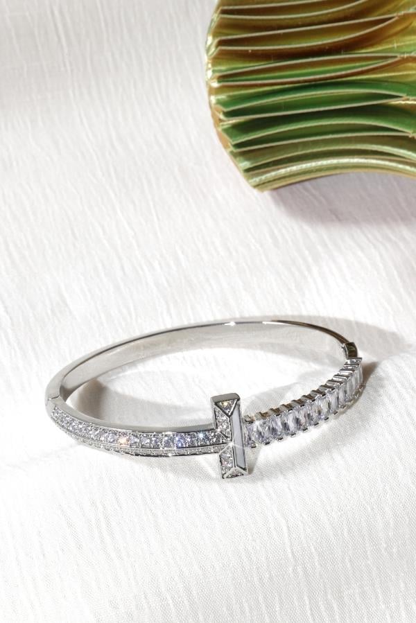  Silbernes Armband mit Steinverzierungen