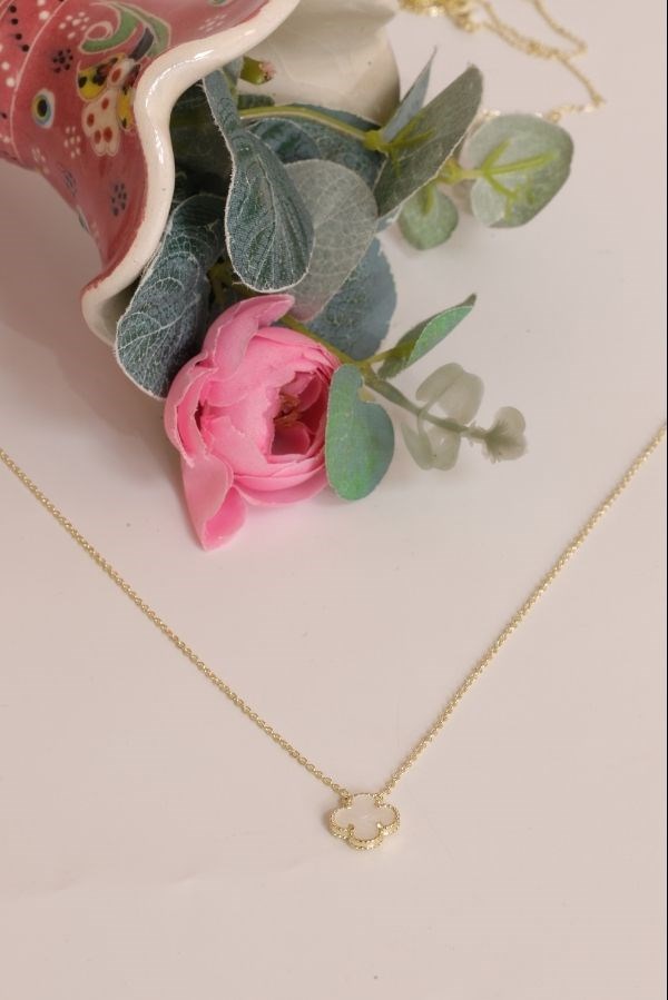 Trend Seri Krem Renk Gold Detay Küçük Yonca Model Kolye