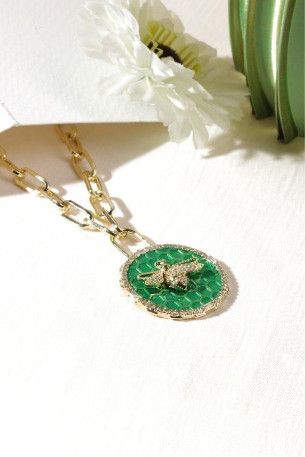 Collier avec détail d'abeille verte