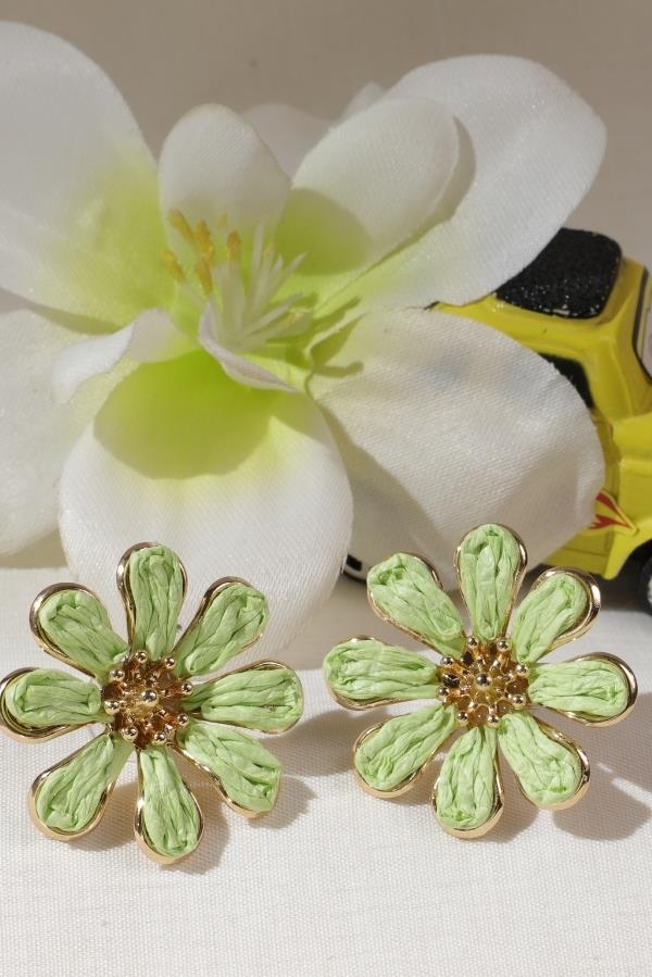 yeşil çiçekli hasır küpe