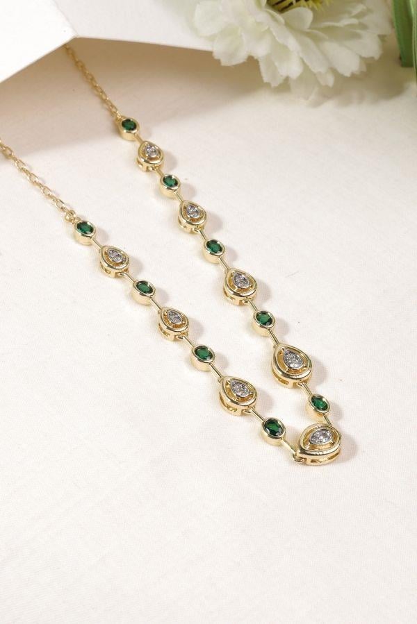Collier vert émeraude à détail en forme de larme
