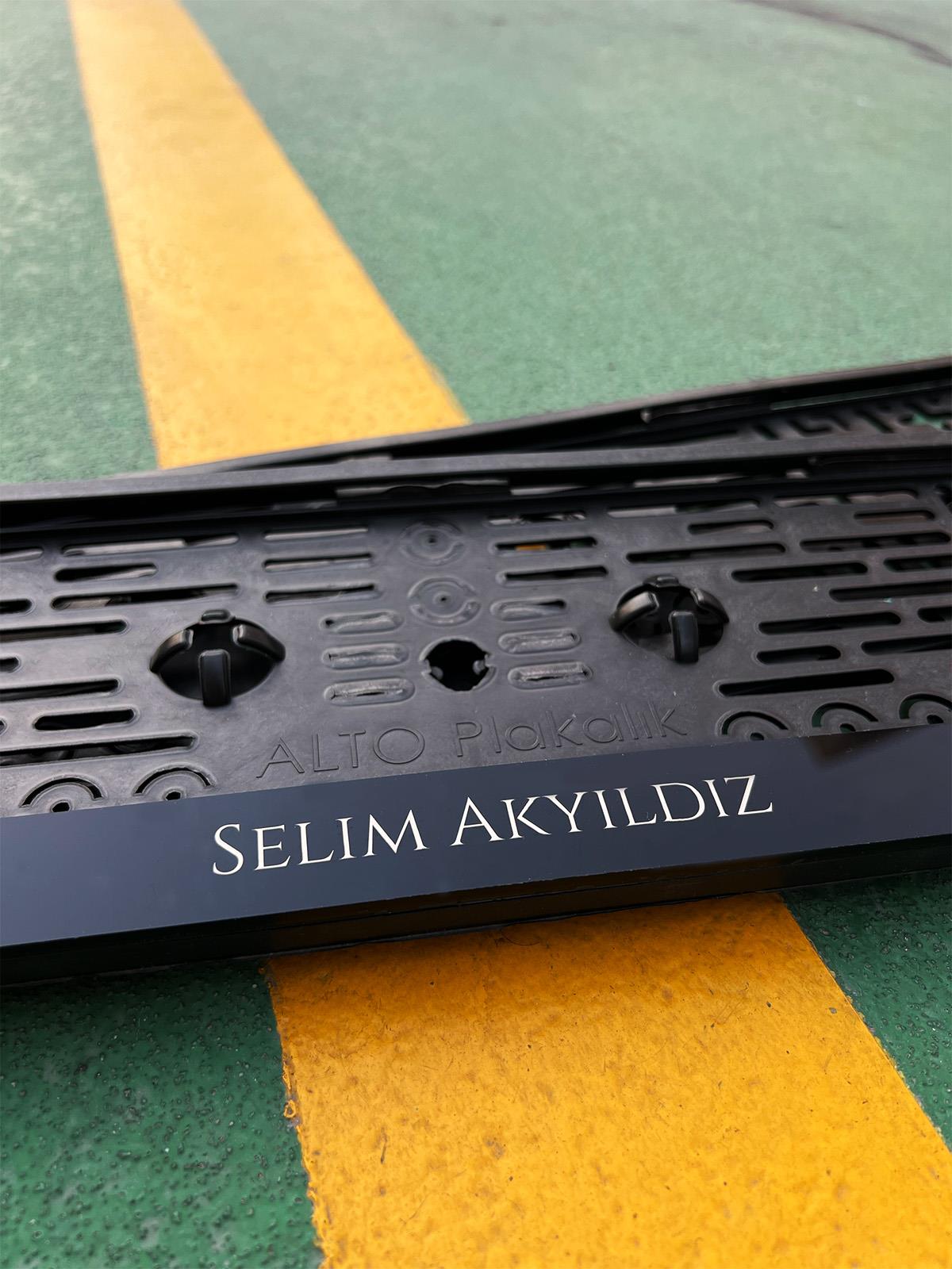 Düz Yazı Fontlu Markalama Takmatik PlakalıkPlakalık