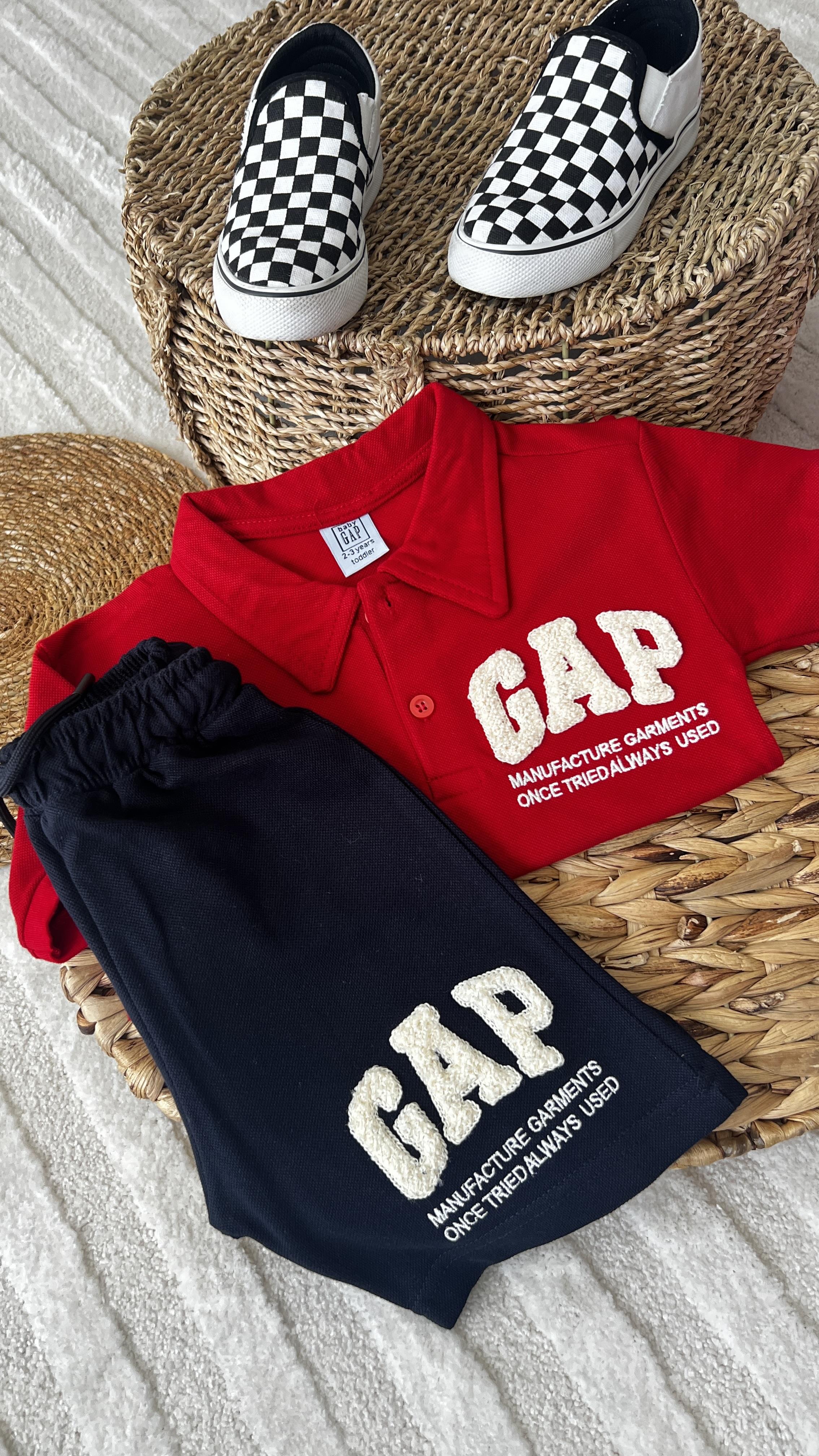 GAP kırmızı lacivert takım