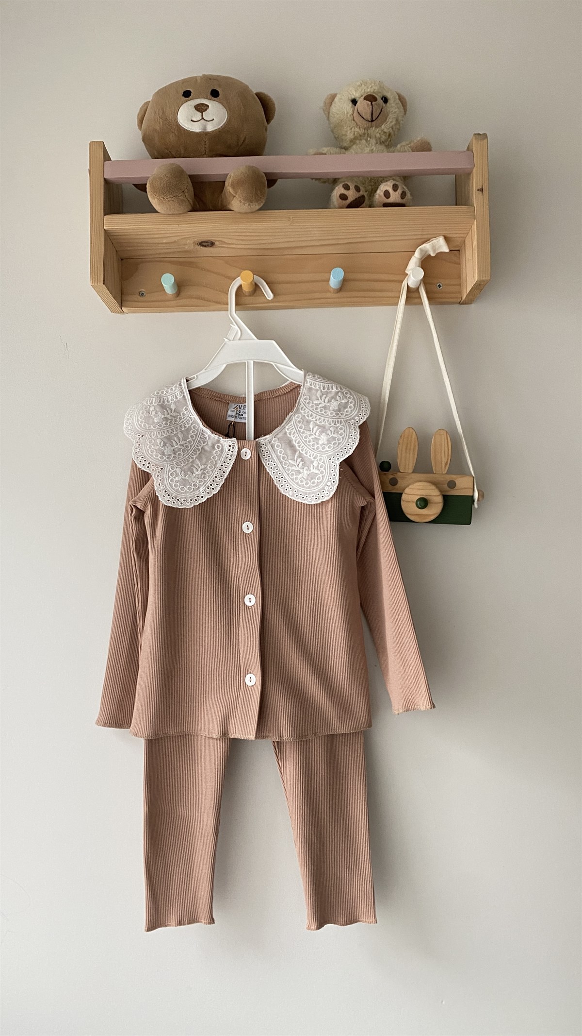 Kahve yakalı takım 