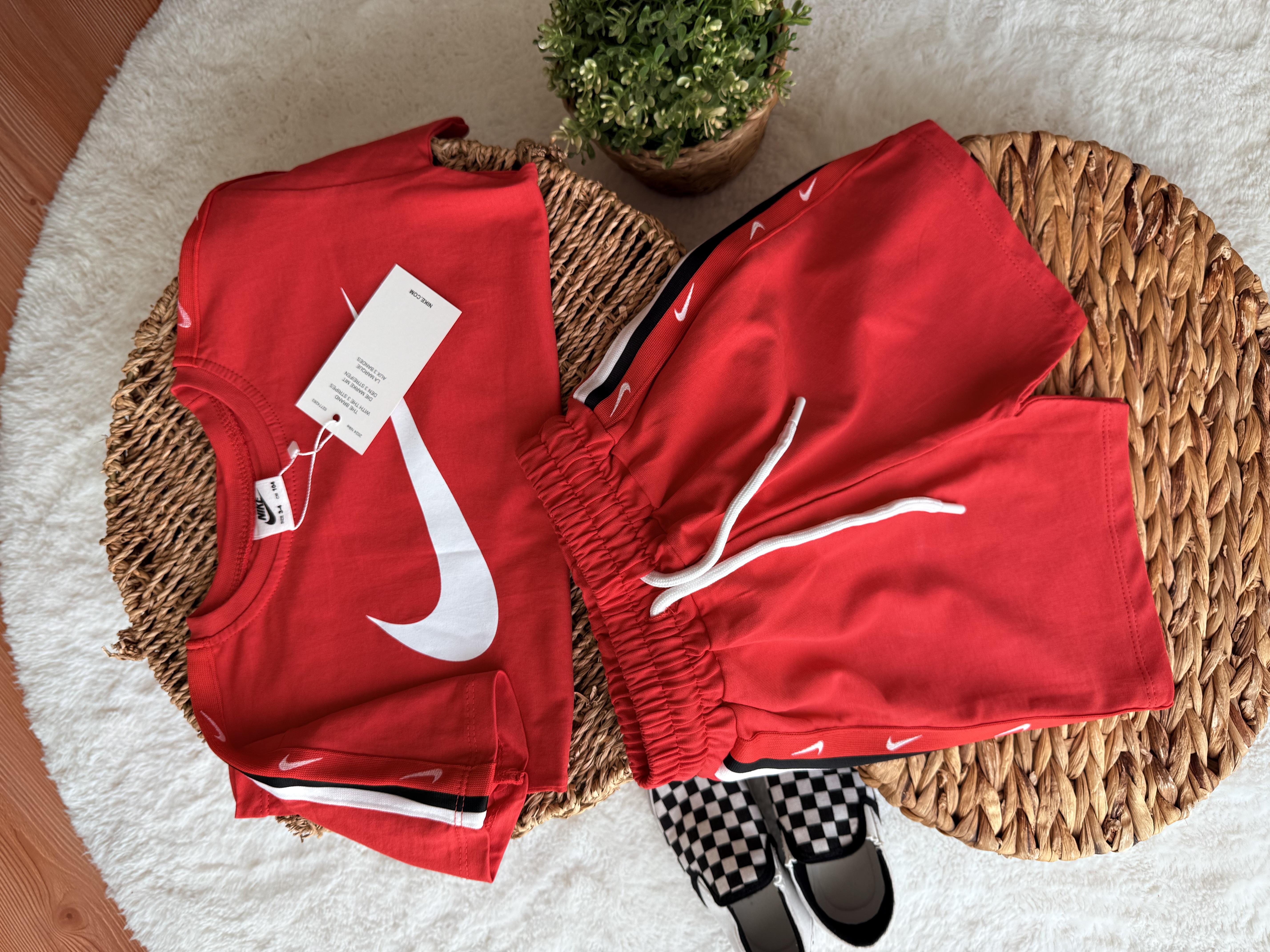 Nike kırmızı takım