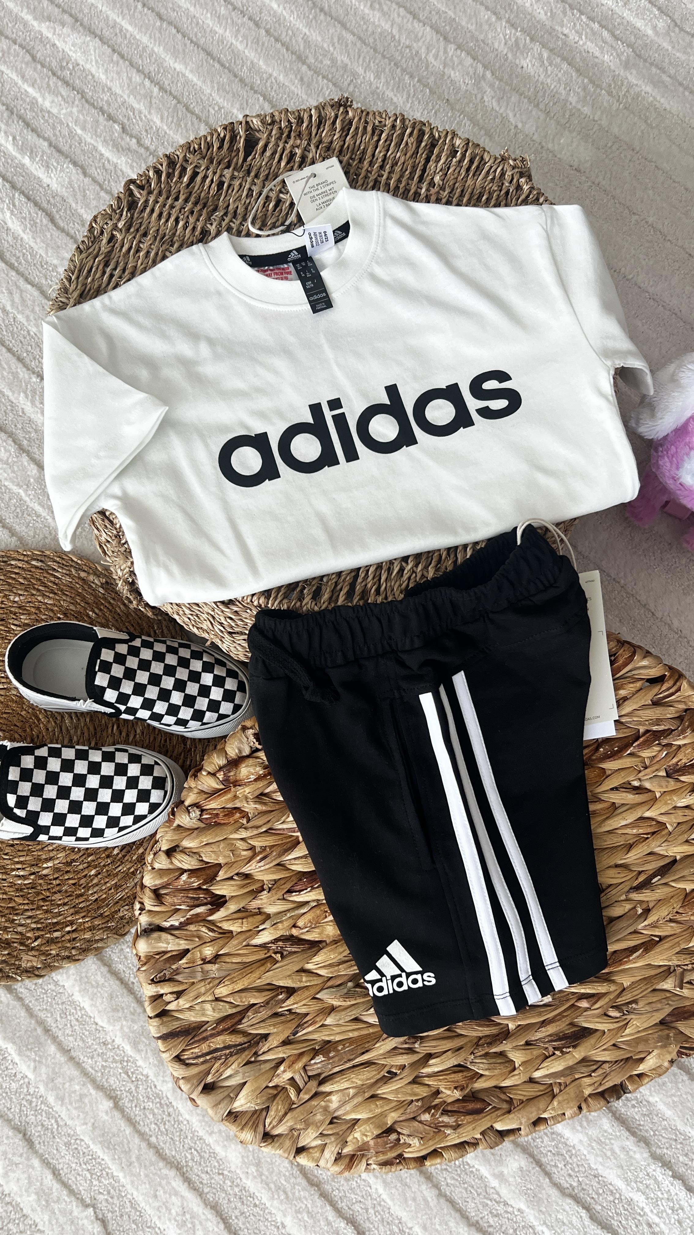 Siyah yazılı Adidas 