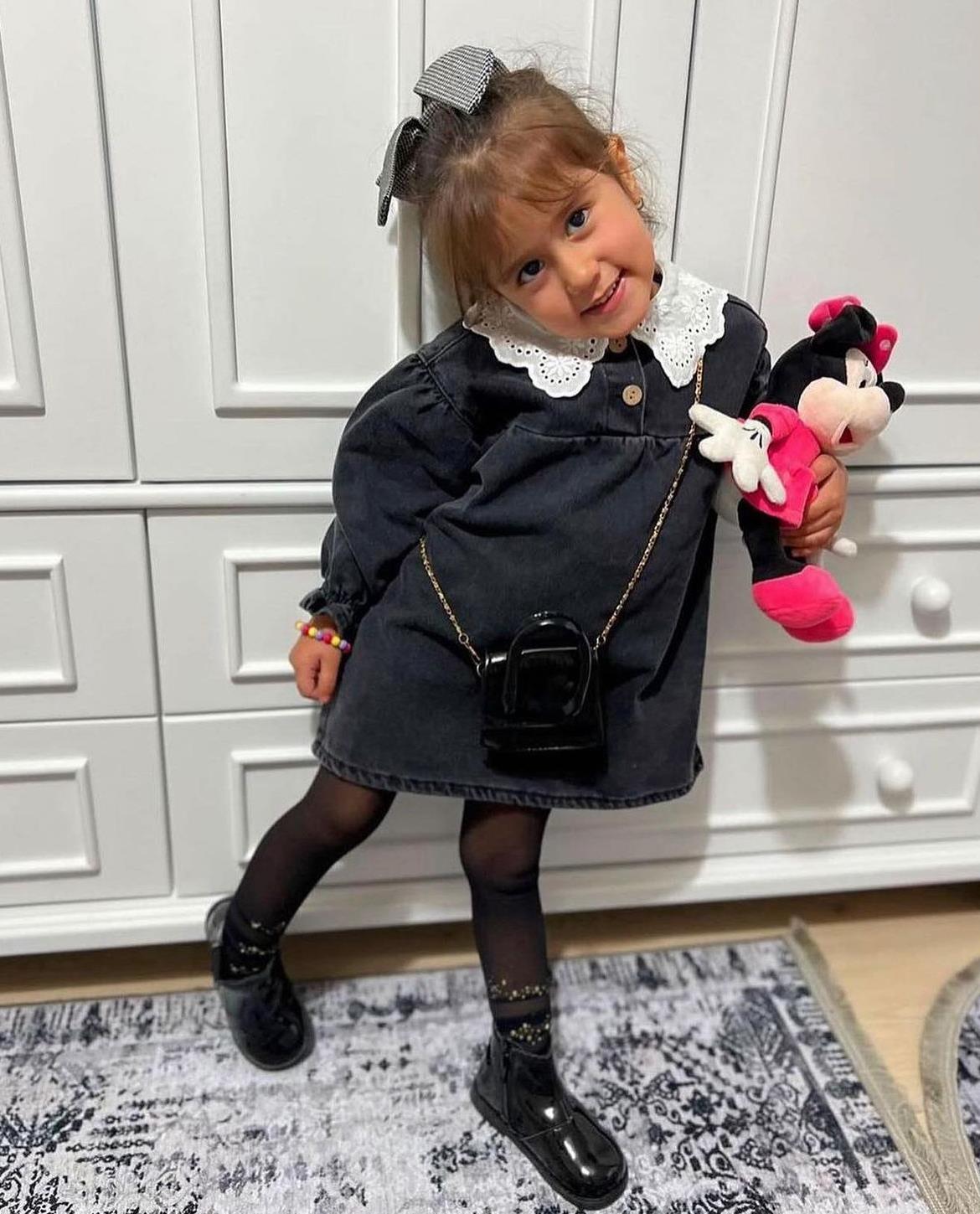 Yakalı siyah elbise 