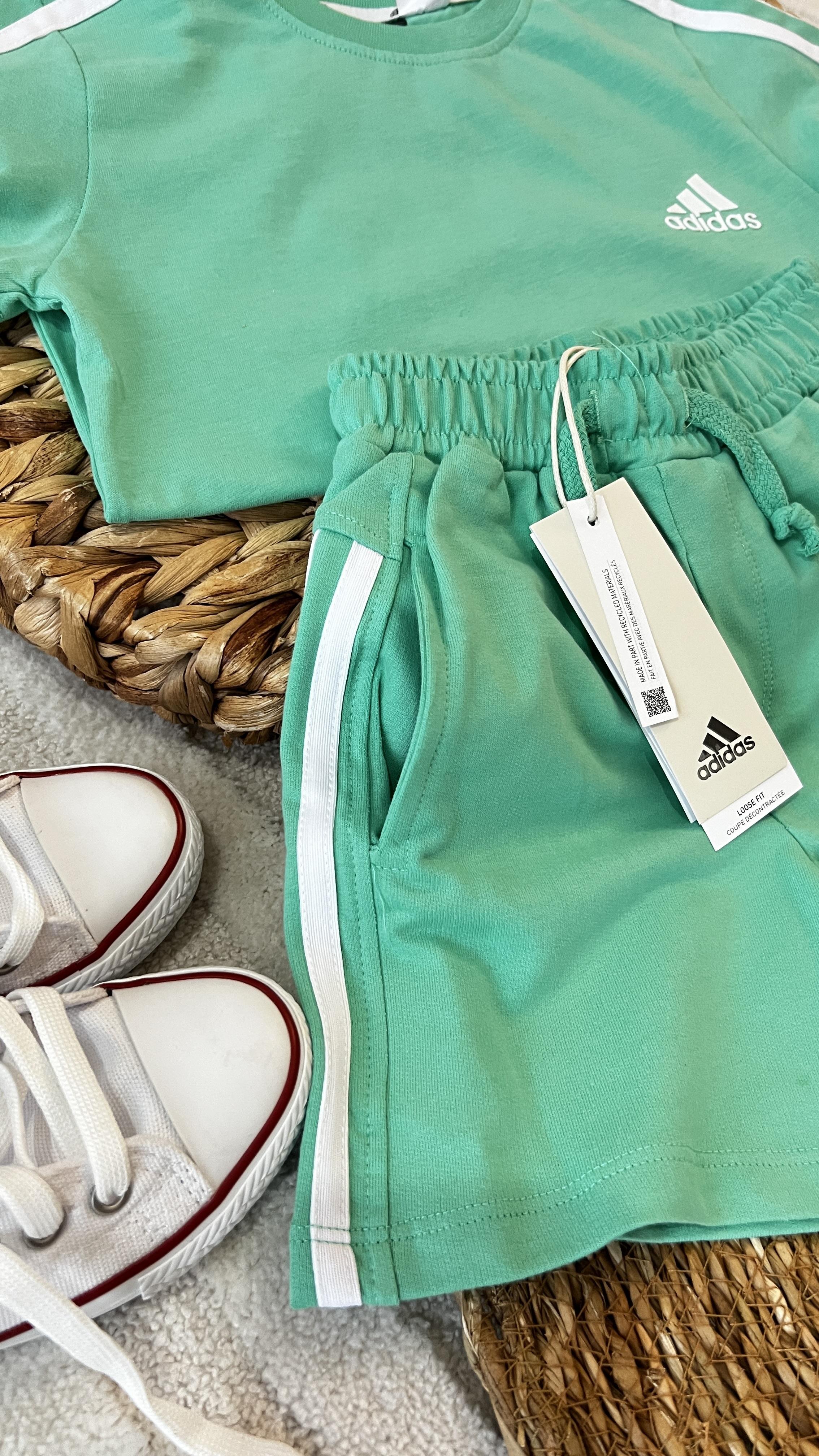 Yeşil Adidas şortlu 