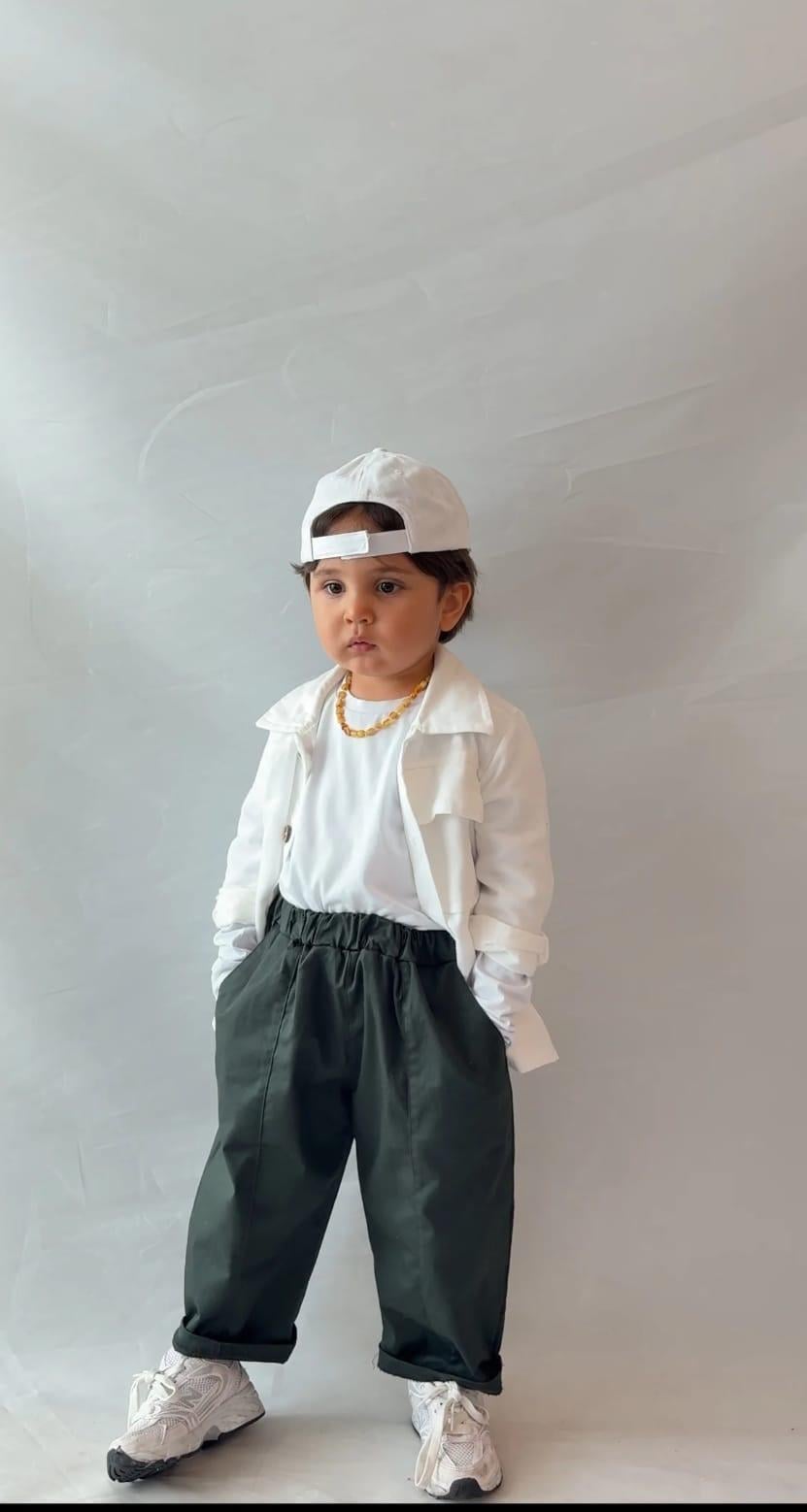 Beyaz ceket pantolon takım